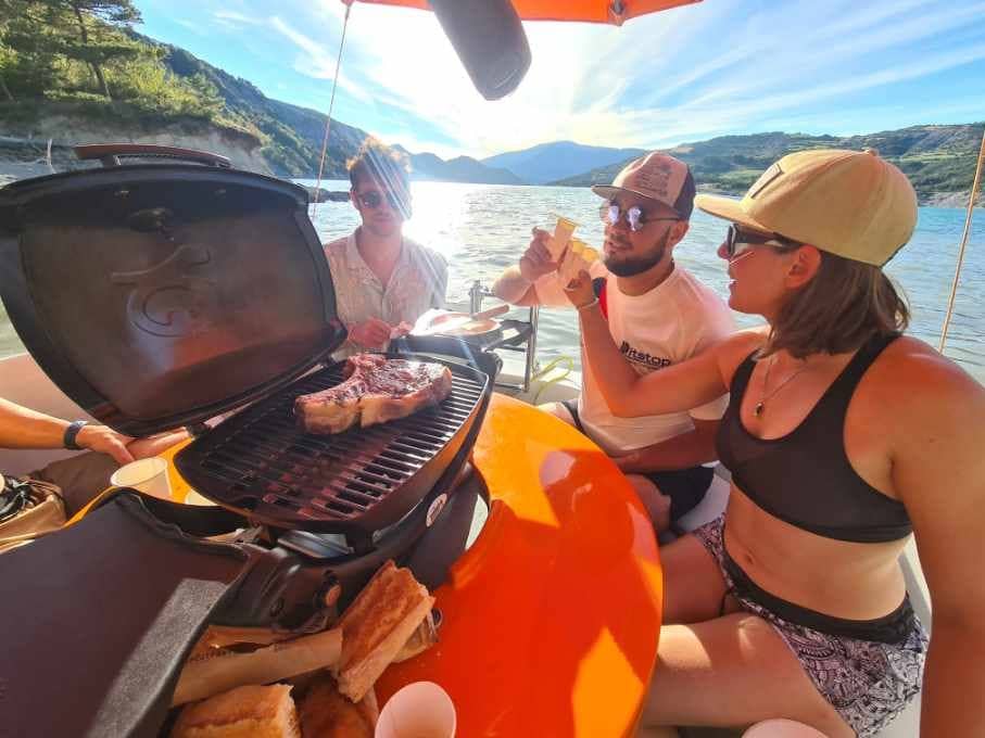 Location de BBQ Boat lac de Serre-Ponçon, bateau sans permis